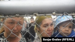  "Достук" өткөрмө бекетинде чек ара ачылышын күтүп тургандар.