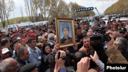 Լյուքս Ստեփանյանի հարազատները, ի նշան բողոքի, փորձում էին նրա աճյունը տեղափոխել Երևան, 18-ը մայիսի, 2013