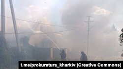 Внаслідок удару в селищі Слатине спалахнула пожежа в районі житлової забудови. Фото ілюстративне 