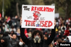 Человек держит плакат во время акции протеста в день, когда мэр Стамбула Экрем Имамоглу был заключён в тюрьму в рамках расследования коррупции, в Стамбуле, Турция, 23 марта 2025 года