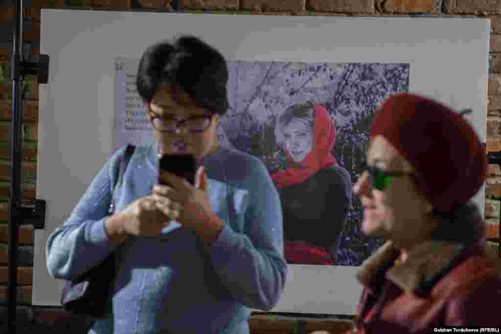 Сүрөт көргөзмөдө 19 жаштан 50 жашка чейинки аялдардын портреттери коюлган.&nbsp;&nbsp;