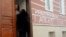 У входа в здание офиса правозащитной организации "Мемориал". Москва, 21 марта 2013 года.