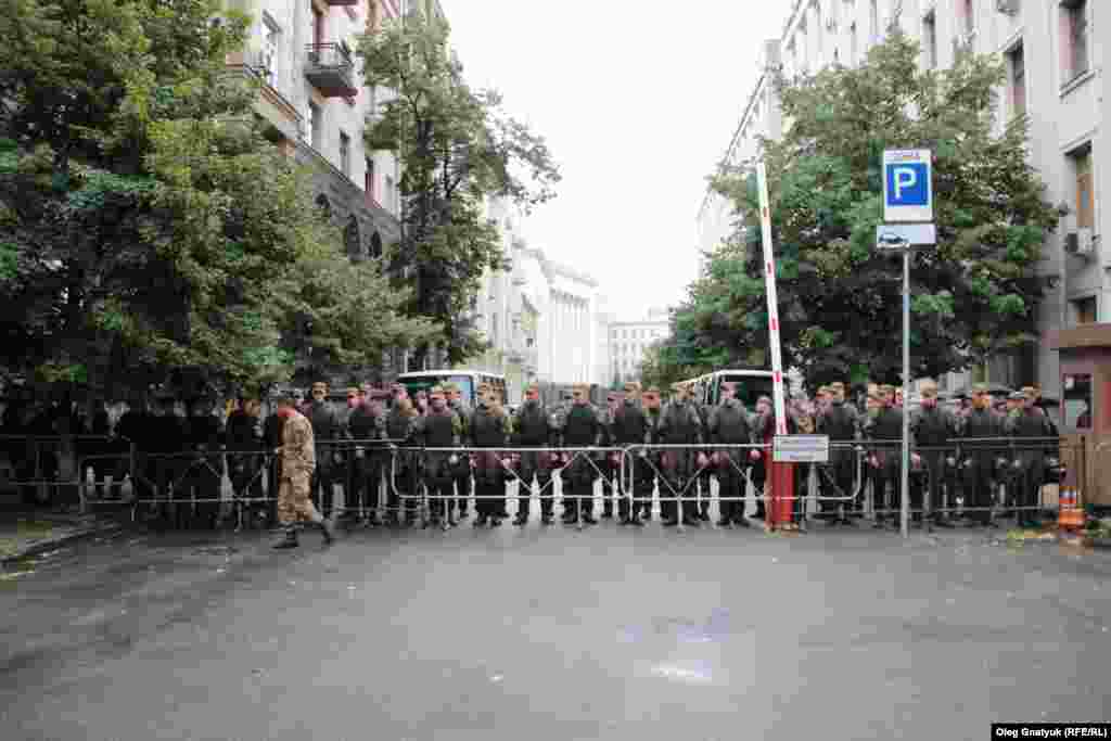 Бійці Національної гвардії вишикувалися у кордон перед адміністрацією президента