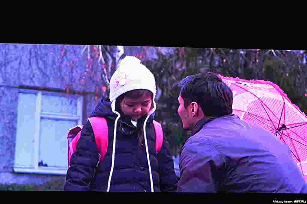 В номинации &laquo;Лучшая женская роль&raquo; победила шестилетняя девочка Нурсая Кабдысалам (во время съемок ее называли Моникой), сыгравшая в фильме &laquo;Әке&raquo;. Когда фильм снимался, девочке было пять лет. А роль ей дали, потому что она прошла кастинг. На церемонии награждения юной актрисы не было. &nbsp;