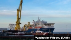 Судно-трубоукладчик "Академик Черский" в порту Мукран, 30 мая 2020 (архив)