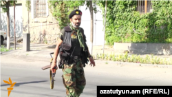 Араик Хандоян на хзахваченной территории полка ППС, Ереван, 23 июля 2016 г.