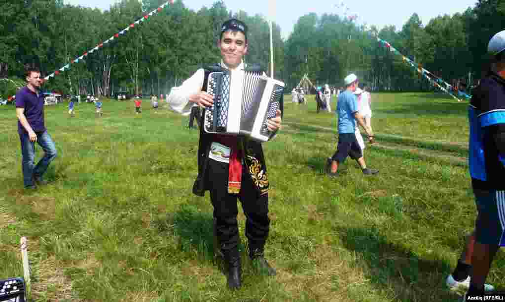 &quot;Умырзая&quot; ансамбле баянчысы Равил Хөсәинов