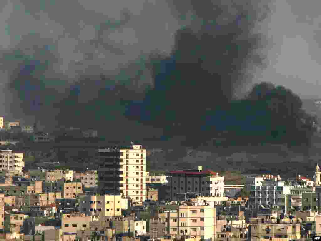 Дым над Газой во время боя израильских солдат с Хамас, 4 января 2009. 