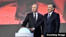 Президенты Владимир Путин и Шавкат Мирзияев на церемонии, посвященной запуску проекта АЭС в Ташкенте. 19 октября 2018 года.