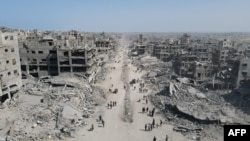 Кадр з відео дрона. Люди йдуть серед зруйнованого північного сектора Гази. 11 жовтня 2025 року