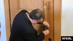 Сегодня лидер парламентской фракции «Нацдвижения» Роман Гоциридзе установил символический замок на двери сессионного зала парламента