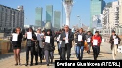 Родственники заключенных идут в парламент Казахстана. Астана, 24 сентября 2012 года.               