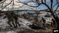 Військовослужбовці підрозділу протиповітряної оборони 24-ї окремої механізованої бригади імені Короля Данила відпрацьовують тактику в Донецькій області, 14 грудня 2024 року