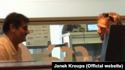Янек Кроупа (оңдо) репортаж даярдап жаткан учурда