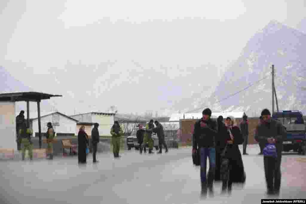 Тажик чек арачылары.