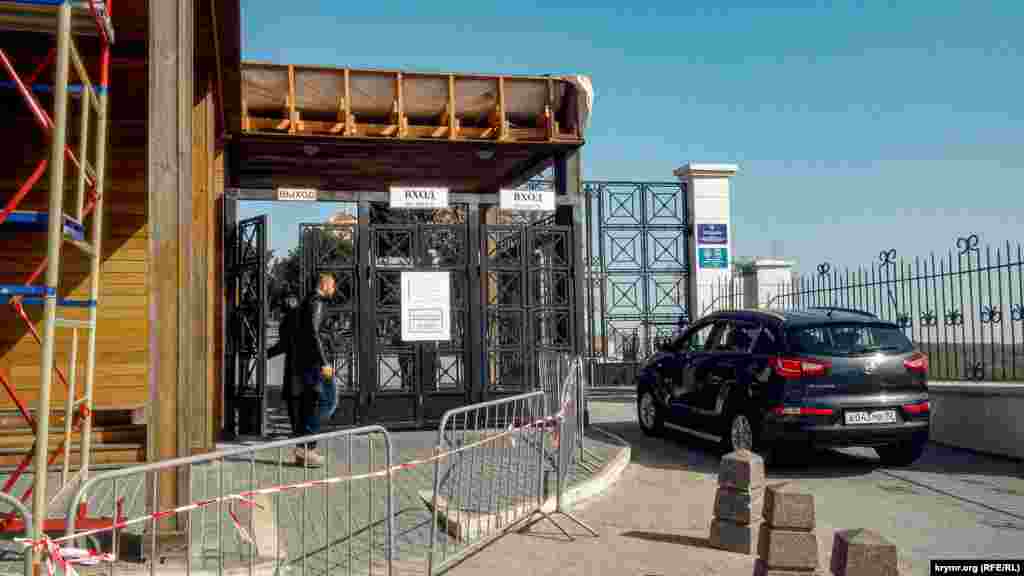 Крім того, Росгвардія все ще охороняє територію музею-заповідника &laquo;Херсонес Таврійський&raquo;