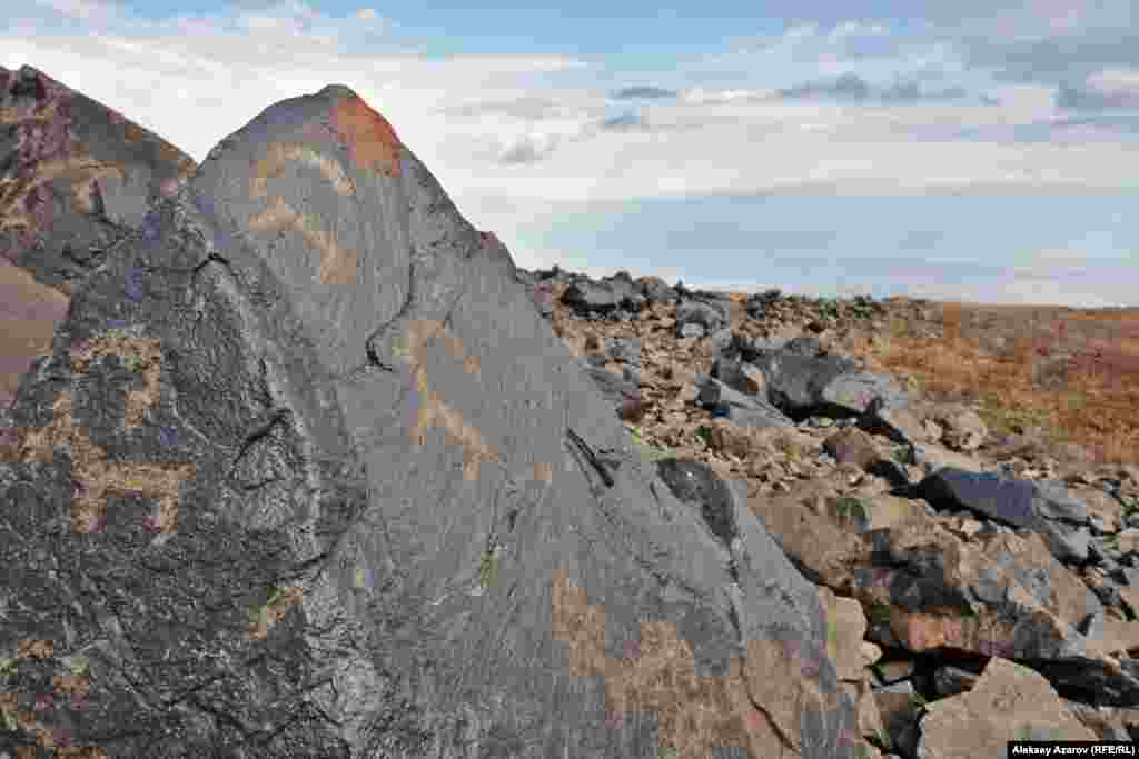 Через пять лет участники похода 2010 года Батыр Айтбаев, Галина Кердяшкина и Владислав Кердяшкин опубликовали статью &laquo;Новая находка петроглифов в высокогорье Заилийского Алатау&raquo; в издании &laquo;Известия НАН РК. Серия общественных и гуманитарных наук&raquo;. Между находкой и публикацией статьи в августе 2014 года они совершили еще одну экспедицию для поиска и фотографирования&nbsp; изображений. Они нашли 166 изображений на 94 камнях. В 2017 году супруги&nbsp; Айтбаев и Кердяшкина опубликовали небольшую книгу &laquo;Петроглифы горы Емчек&raquo; в немецком издательстве. Научный мир эту книгу, кажется, встретил прохладно. Это объясняется, вероятно, тем, что авторы книги описание петроглифов представили как археологи-любители. Батыр Айтбаев по образованию врач, а Галина Кердяшкина окончила сельскохозяйственный институт. Поэтому в публикациях археологов по петроглифам Кыземшека ссылок на эту книгу нет, как и упоминаний первооткрывателей этой группы наскальных изображений.