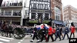 Тэтчердин сөөгү салынган табытты Лондондун көчөлөрүнөн алып өтүшүүдө. 17-апрель, 2013-жыл. 