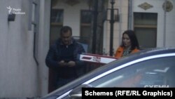 Зрештою знімальна група зафіксувала, як «слуга народу» Арістов залишив ресторан у компанії тієї ж жінки – Євгенії Дубінської