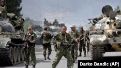 Орус аскерлери Горидеги жолду тороп жатышат. 2008-жыл, 9-август.