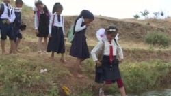 Зыбкий мостик и бурная река. Как попасть в школу живым и сухим? Репортаж из Вахдата