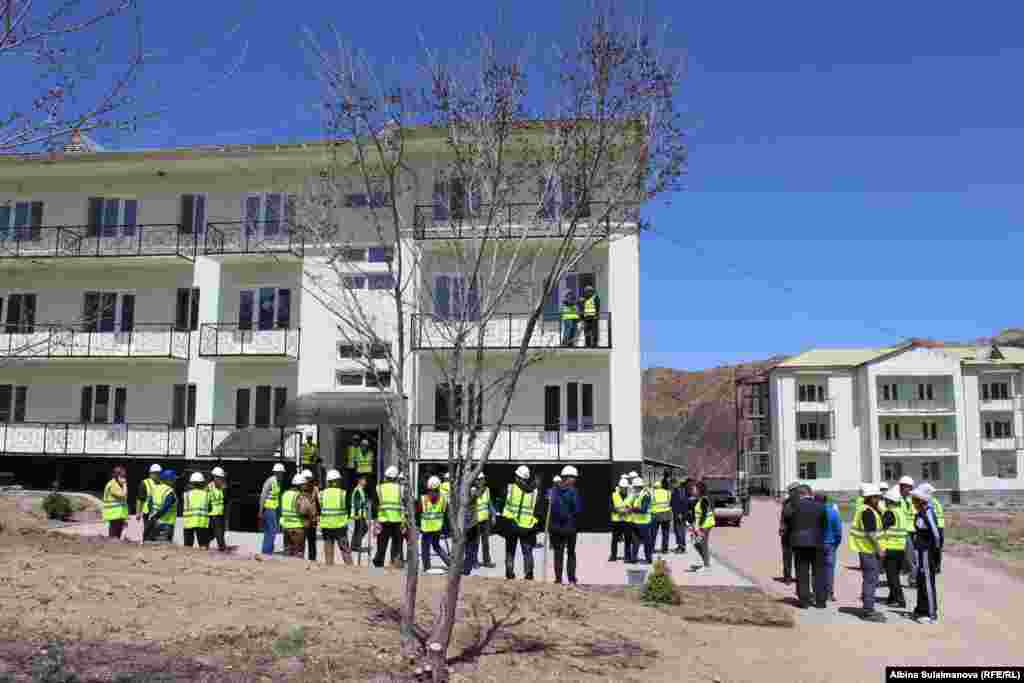 Бекмолдо айыл өкмөтүнүн депутаты Назир Турдалиев ишке алынгандардын арасында жергиликтүү тургундардын саны аз экенине элдин бушайман&nbsp;болуп жатканын билдирди. &nbsp;