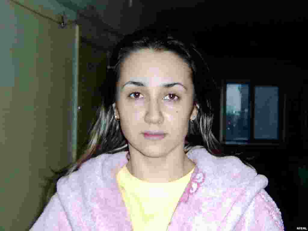 Актриса Елена Безбородова  говорит, что стены в общежитии покрыты плесенью. Она чистит хлоркой плесень еженедельно.  - Актриса Елена Безбородова  говорит, что стены в общежитии покрыты плесенью. Она чистит хлоркой плесень еженедельно. 