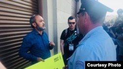 Бахром Хамроев на пикете в защиту политзаключенных. Москва, 14 сентября 2018 года.