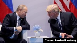 Володимир Путін (л) та Дональд Трамп (п)