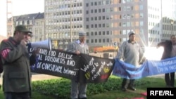 Брюсселдаги тадбир иштирокчилари "Андижон қатлиоми унутилмасин!"¸ деган шиор кўтариб чиқдилар.