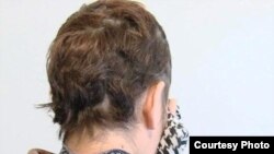 Бойжеткен өзін ұрлап әкеткендер мұны ұрып-соғып, шашын кесіп тастағанын айтады. Шымкент, 12 қазан 2010 жыл. Оңтүстік Қазақстан облыстық ішкі істер департаменті мұрағатындағы сурет.