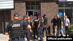 Косовонун коопсуздук күчтөрүнүн өкүлдөрү.