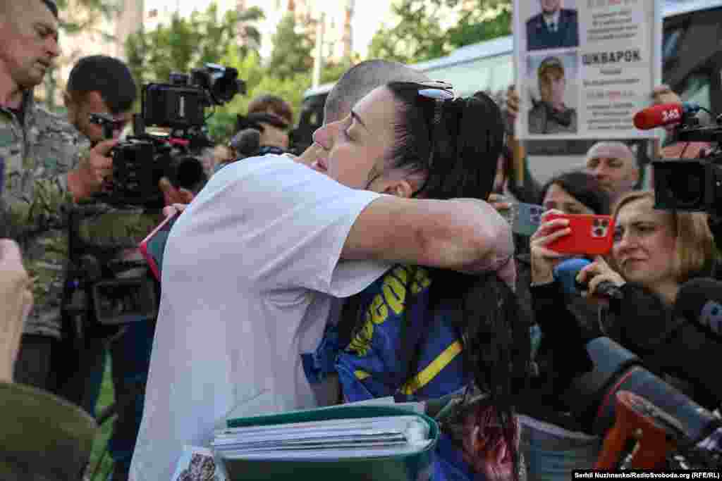 Дружина побратима, який досі перебуває у російському полоні, обіймає іменинника