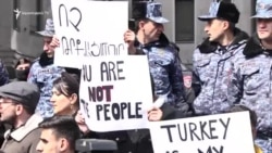 «Ոչ Արցախի հայաթափմանը». Բողոքի ակցիա ԱԳՆ-ի, ապա կառավարության շենքի առջև