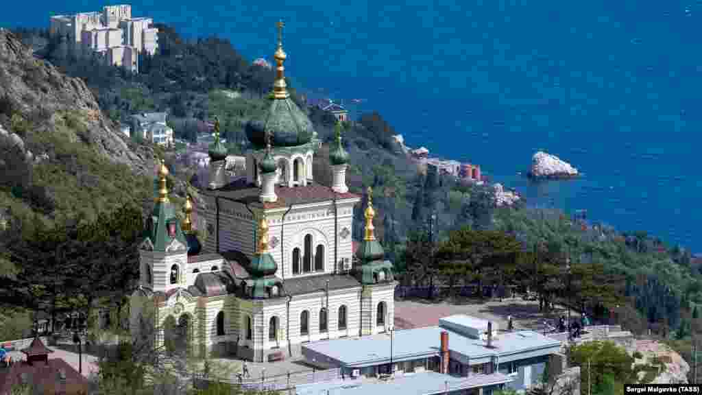 Forosnıñ üstünde yerleşken esas diqqatqa lâyıq yer Mesihniñ Tirilme Kilsesi. Bir çoq ressam tamam onıñ resmini yapalar