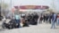 Граждане Узбекистана возле пункта пропуска «Достук» на границе с Кыргызстаном. Фото от 23 марта 2020 года.