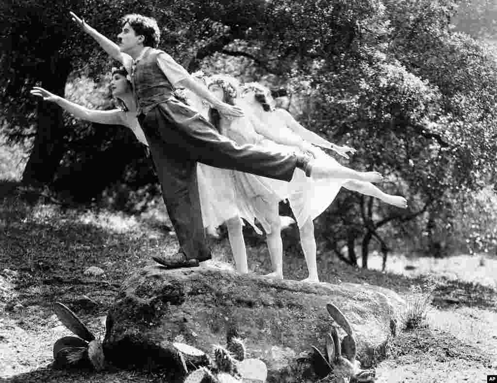 Актёр жана куудул Чарли Чаплин &laquo;Sunnyside&raquo; кыска метраждуу тасмасына тартылып жатат.