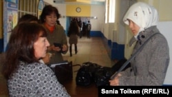 Студентку в хиджабе не впускают в здание университета. Атырау. Иллюстративное фото.  