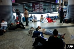 Пассажиры готовятся провести ночь на станции Аточа – это крупнейший железнодорожный узел Мадрида