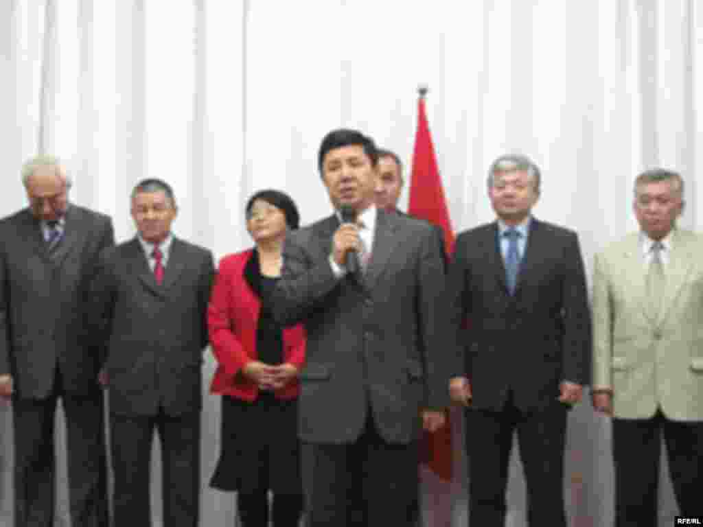 24-декабрда Кыргызстанда оппозициядагы саясий партиялар жана кыймылдар Бириккен элдик кыймылды түздү.  - Кыргызстанда оппозициядагы саясий партиялар жана кыймылдар Бириккен элдик кыймылды түздү. Жаңы саясий күчтүн биринчи билдирүүсүндө азыркы бийликти мөөнөтүнөн мурда кетирүү жана Кыргызстанды өсүү жолуна салуу максаттары жар салынды. 