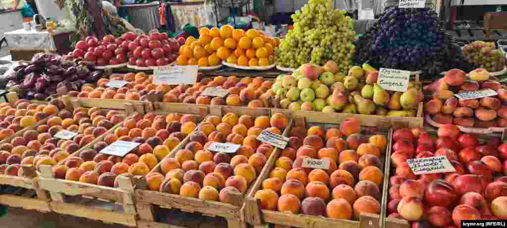 Персики на ринках у Береговому по 400 рублів за кілограм явно розраховані не на місцевих жителів