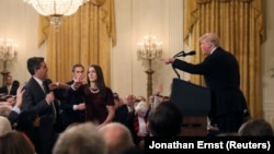 Журналіст CNN Джим Акоста, співробітниця Білого дому і президент США Дональд Трамп, 7 листопада 2018 року