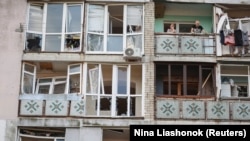 Ударом пошкоджено міську площу, фасади магазинів, приватний транспорт. Фото архівне