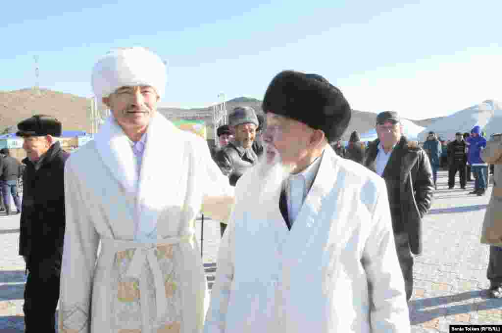 95-летний Абдулла Абдрахманулы (справа) приехал из Атырау.