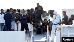 Италия кабыл алуудан баш тартып жаткан  мигранттар. 22-август, 2018-жыл. 