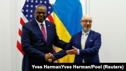 Միացյալ Նահանգների և Ուկրաինայի պաշտպանության նախարարներ Լոյդ Օսթինը և Օլեքսի Ռեզնիկովը, արխիվ, Բրյուսել, 15 հունիսի, 2022թ. 