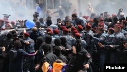 Силовые структуры задерживают Никола Пашиняна во время акции протеста в Ереване, 22 апреля 2018 г.