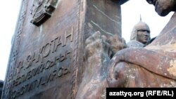 Монумент, посвященный ханам  Керею и Жанибеку, в столице Казахстана.