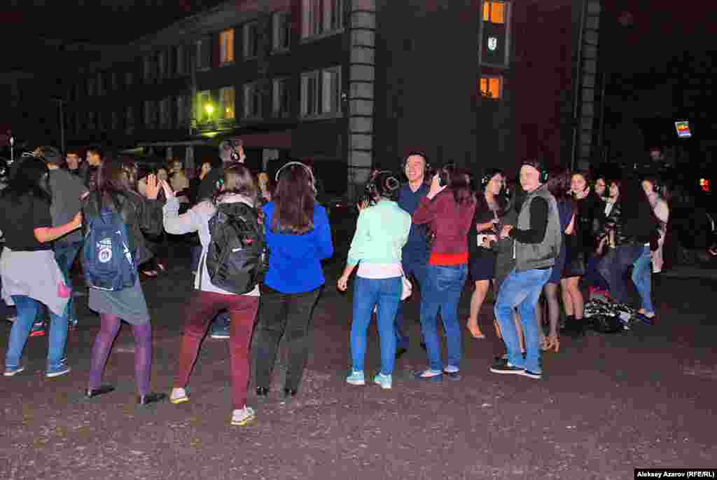 В это время на площадке рядом с Музеем Динмухамеда Кунаева проходила дискотека. При этом танцующие музыку слышали только через наушники, которые выдавали на входе. Интересный подход, не мешающий жителям окрестных домов. Наушников было только 60, а желающих танцевать &ndash; больше. Поэтому была очередь на танцплощадку.