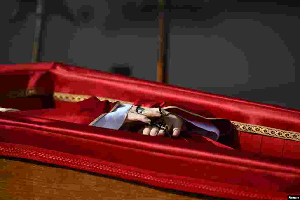 Папа Францішак у труне ў базыліцы Сьвятога Пятра. 23 красавіка 2025 году